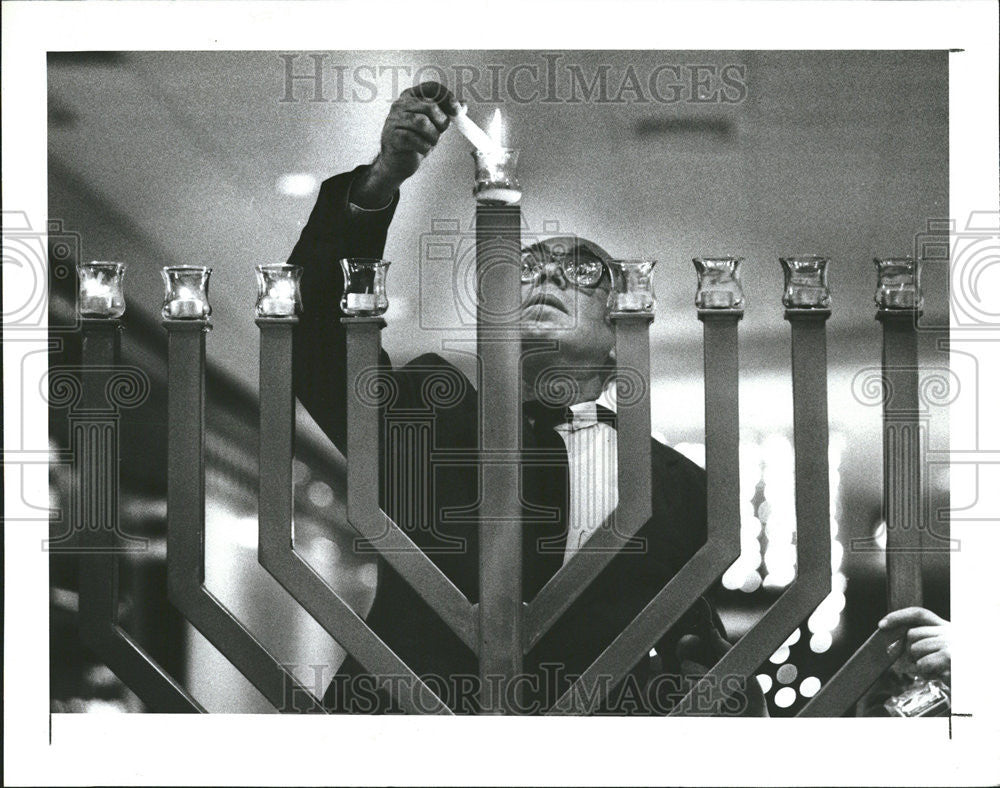 1990 Press Photo Albert Grinberg lights menorah Clearwater Mall Odessa Russia - Historic Images