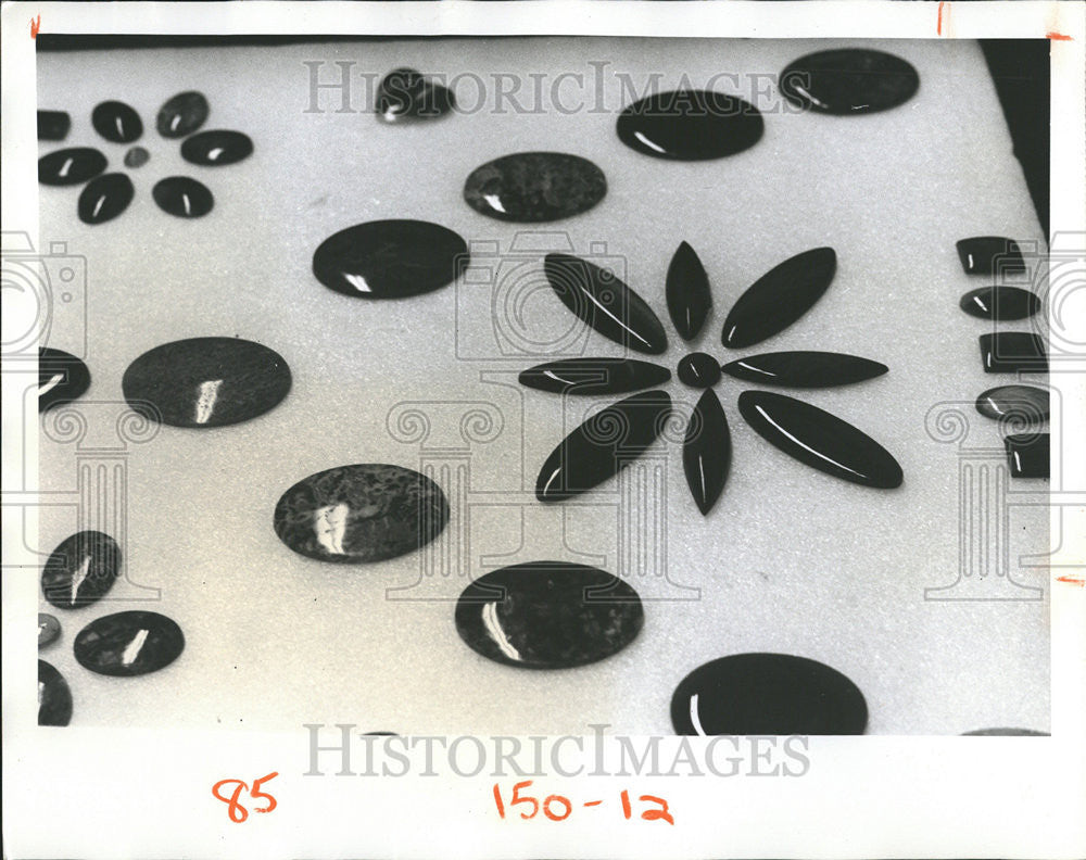 1974 Press Photo Stone Cut Polished Instructor Richard Wahab - Historic Images