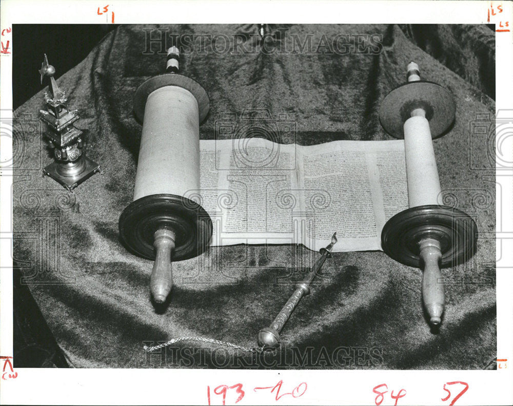 1984 Press Photo Torah/Old Testament/Jewis Religion/Scroll - Historic Images