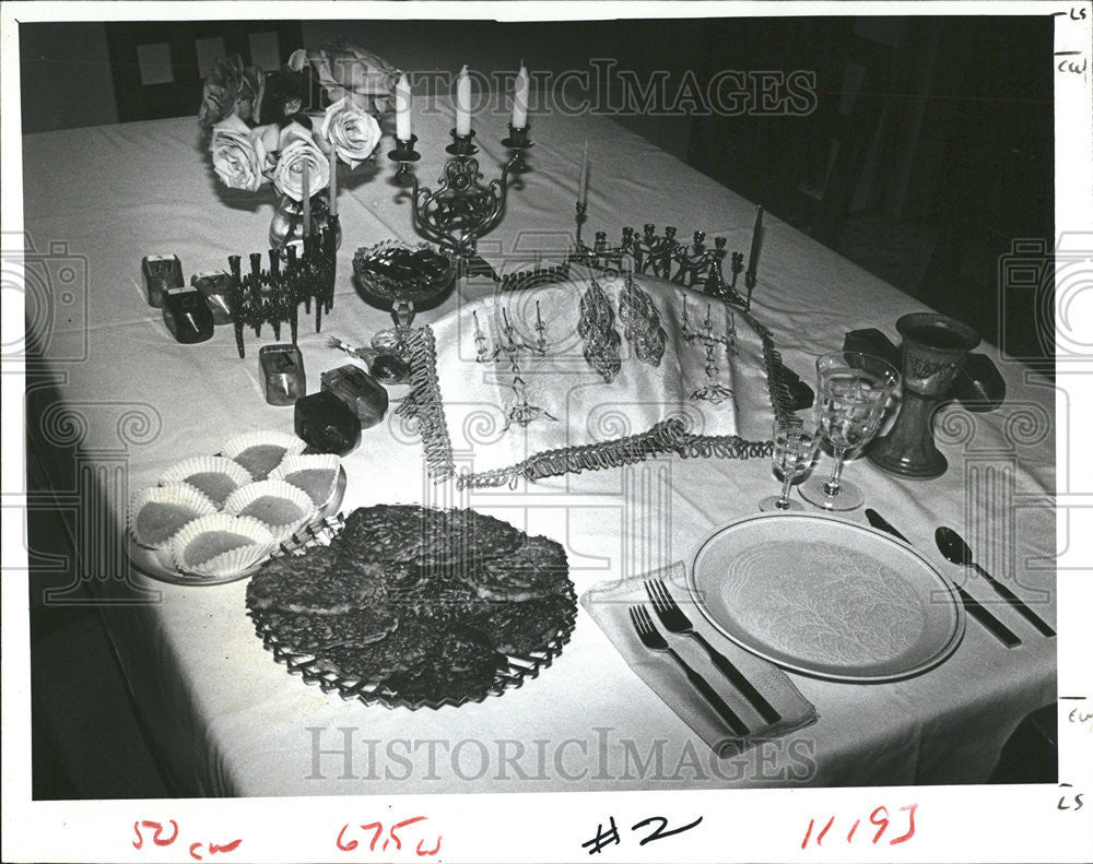 1979 Press Photo Mehlers Hanukkah Fragrant flowers Table candles - Historic Images