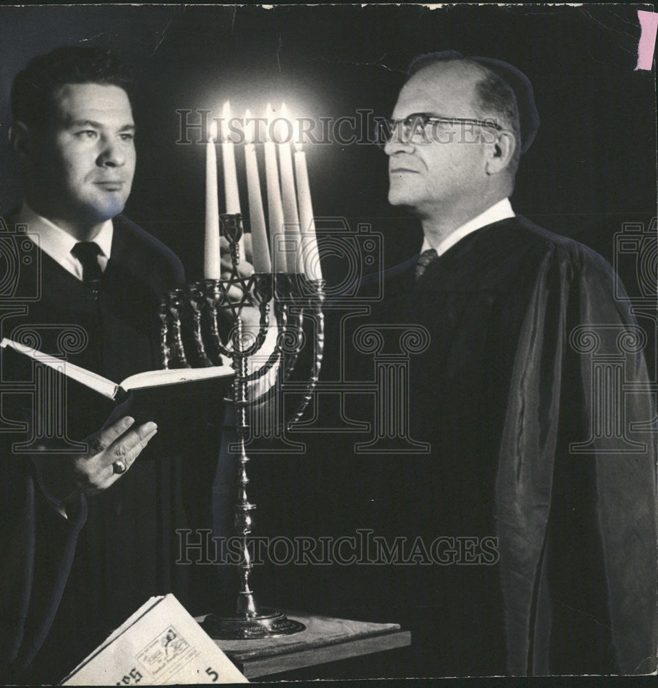 1953 Press Photo Rabbis Church lighting Candles black Coat Bible Read Snap Pose - Historic Images