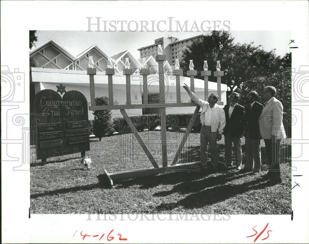 1984 Press Photo Ron Yogman Maury Goldblatt block party Menorah - Historic Images