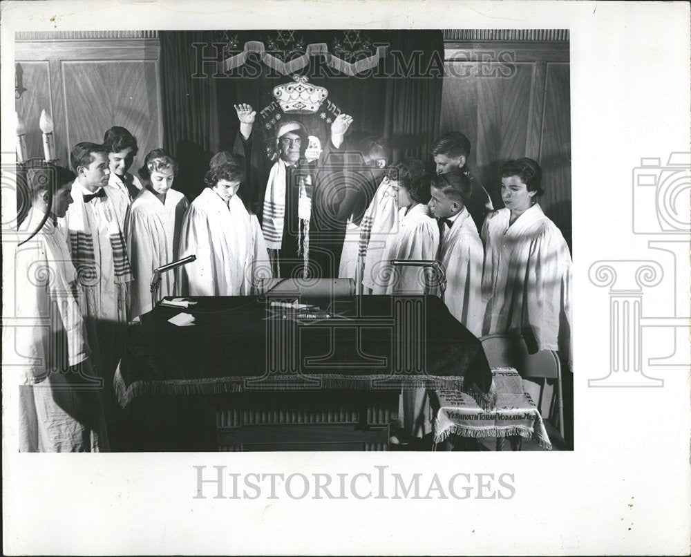 1957 Press Photo Jewish Ceremonies Methodist Church father praying god follower - Historic Images