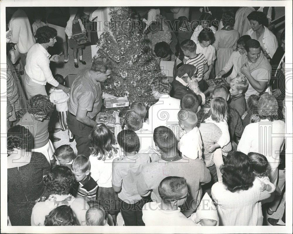 1964 Press Photo IBM Tampa Aquatarium St. Petersburg Beach Santa Claus - Historic Images