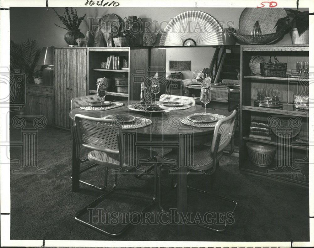 1984 Press Photo Mirror Awkward room Mystique Small spaces - Historic Images