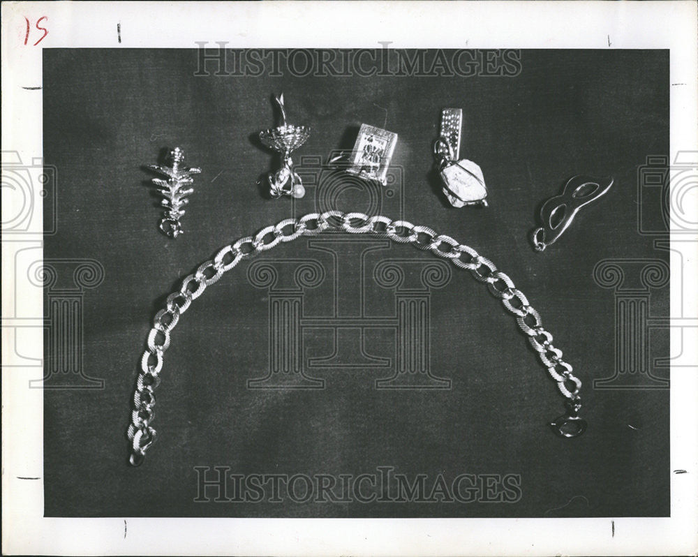 Press Photo College Girls Christmas Charm Bracelet Jewelry Gift - Historic Images