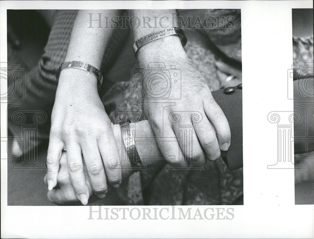 1972 Press Photo Fred Pow Mia bracelet Maj Thomas Collins II Tony Lopez - Historic Images