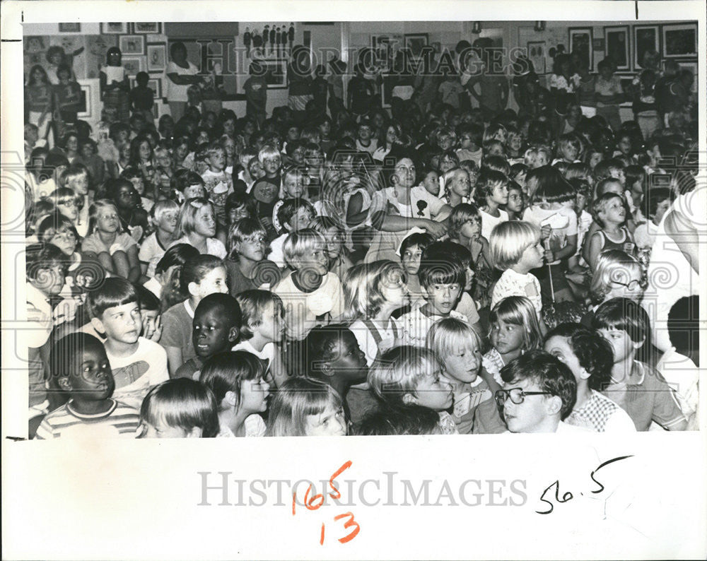 1978 Press Photo Physical education instructor Laurie halter Body Plumb Student - Historic Images