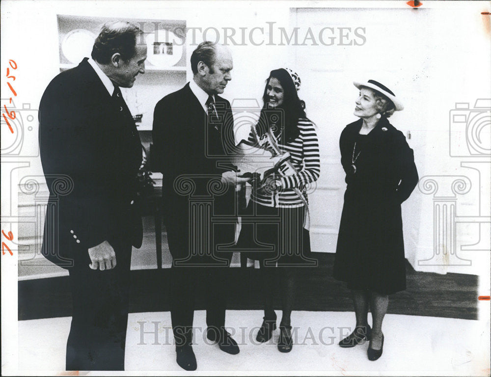 1975 Press Photo Miss National Teenager Scholarship Winner Lisa Lyon President - Historic Images