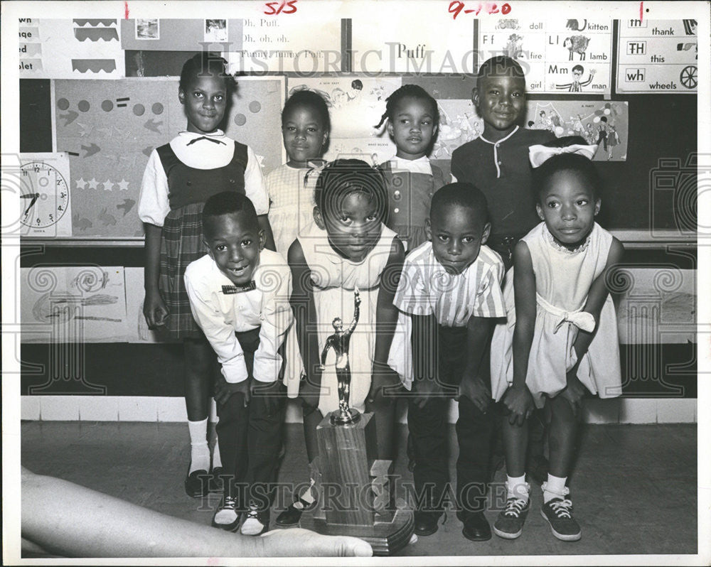 1966 Press Photo Melrose Elementary School books eight first graders Snap Pose - Historic Images