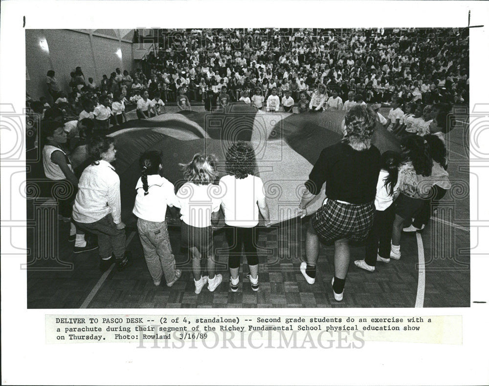 1989 Press Photo Second graders exercise parachute Physical eduction Show Richey - Historic Images