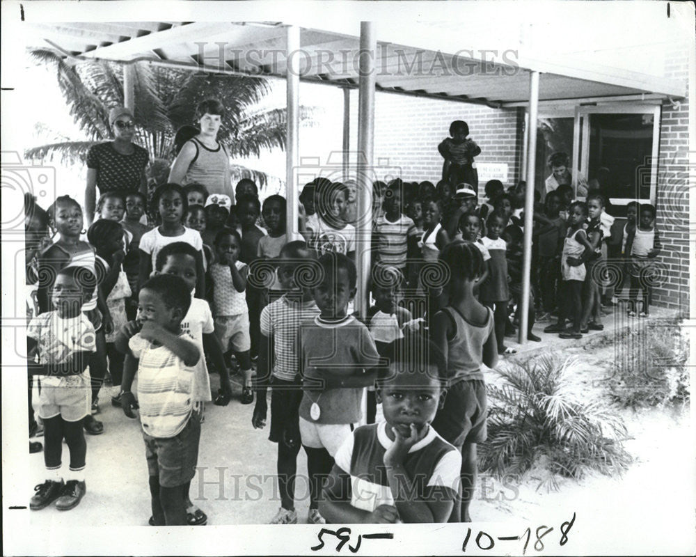 1978 Press Photo Door Cafeteria Ridgercrest elementary school Goldie Bank Lunch - Historic Images