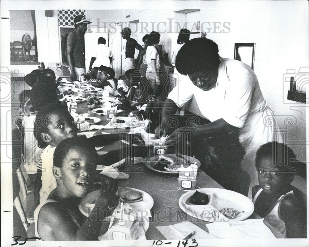 1978 Press Photo Cafeteria Manager Goldie Banks Opens A Milk Carton - Historic Images