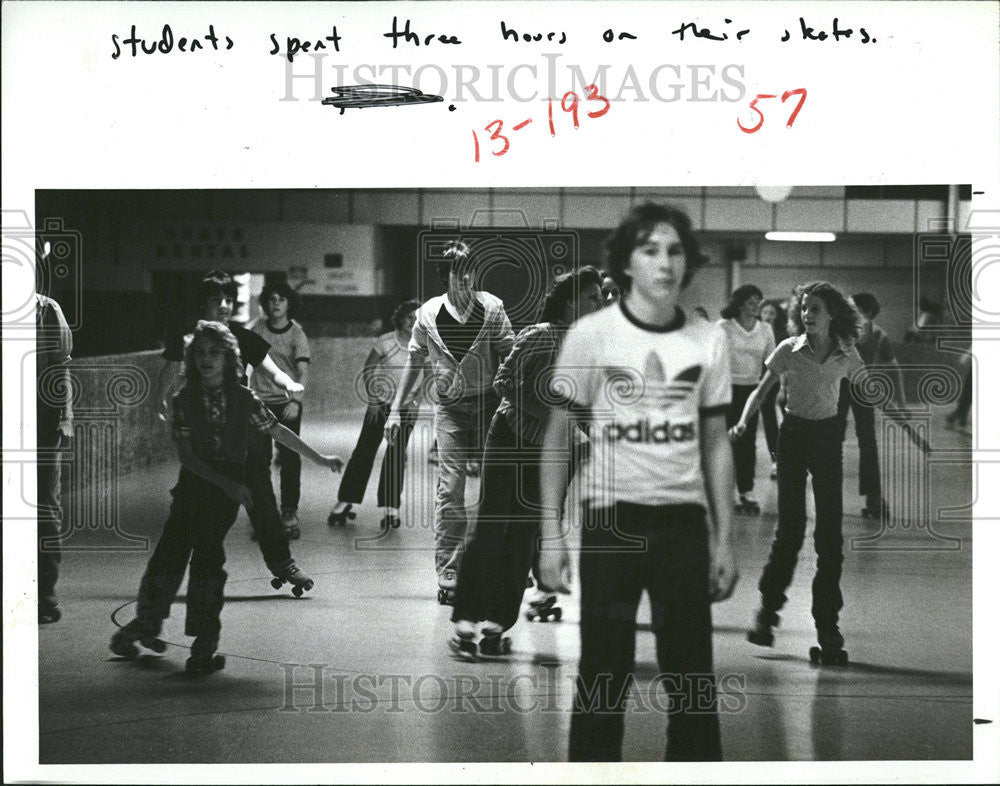 1979 Press Photo PE Students Ridgewood Junior High School Roller Skating Kids - Historic Images