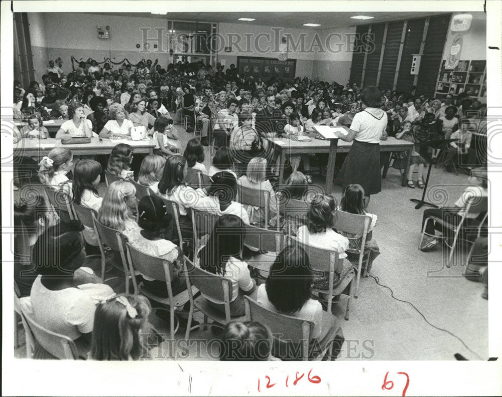 1979 Press Photo Blanton Elementary School Open House Crowded Cafeteria - Historic Images