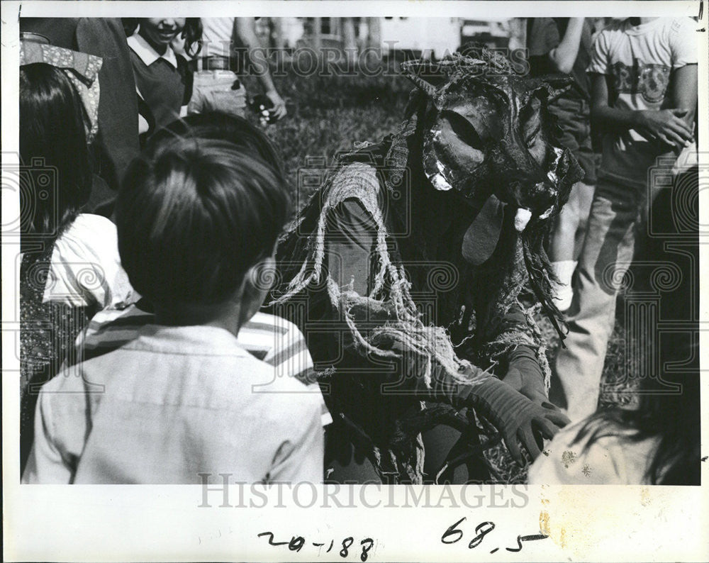 1978 Press Photo School Children Authentic Musical Russian wolf - Historic Images