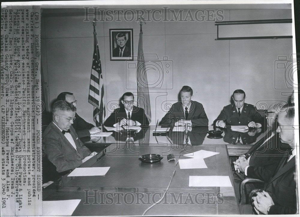 1961 Press Photo Bonneville Power Pacific Northwest Agreement Charles F. Luce - Historic Images