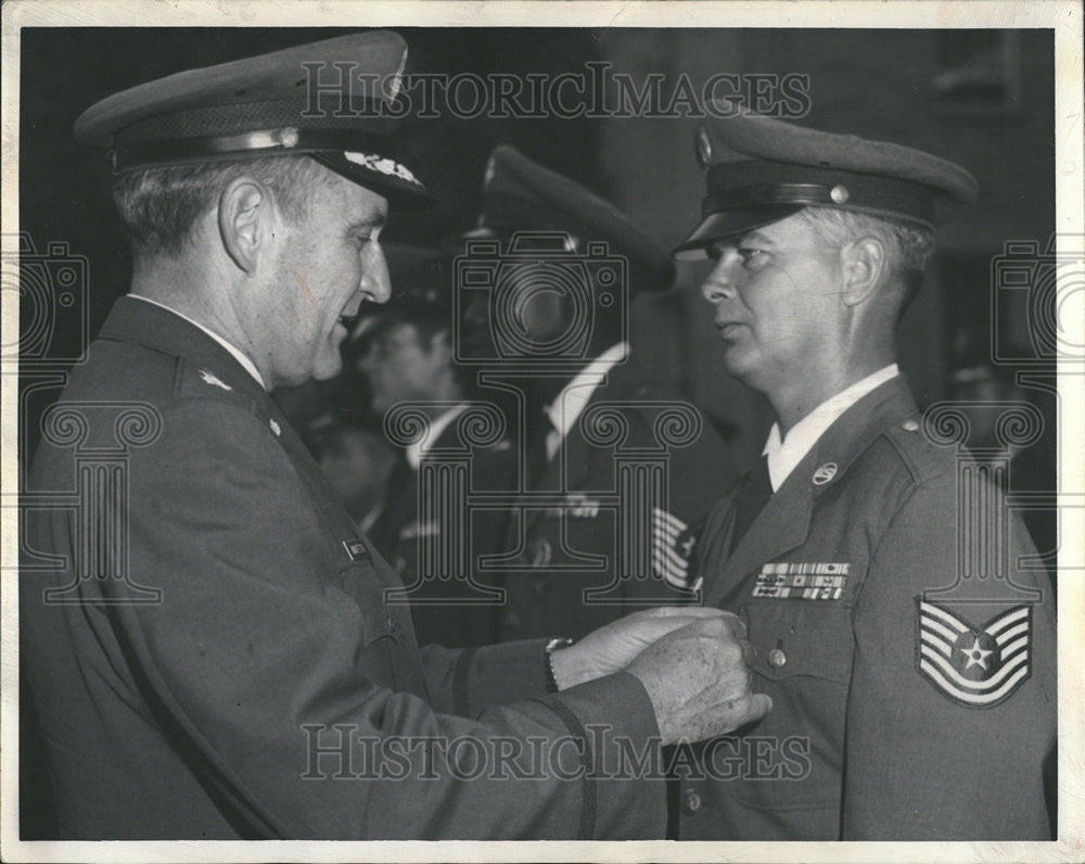 1968 Press Photo Sergeant Lucas Receiving Bronze Star Medal - Historic Images