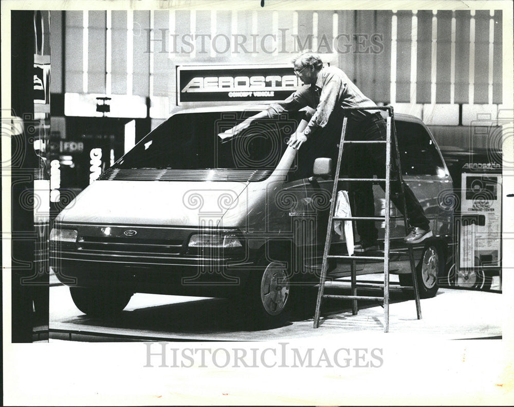 1984 Press Photo Howard Chicago auto show Payne Aerostar polishes Vehicle - Historic Images