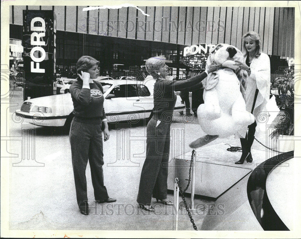 1984 Press Photo McCormick Place Auto Show Workers Setting Up Ford Exhibit - Historic Images