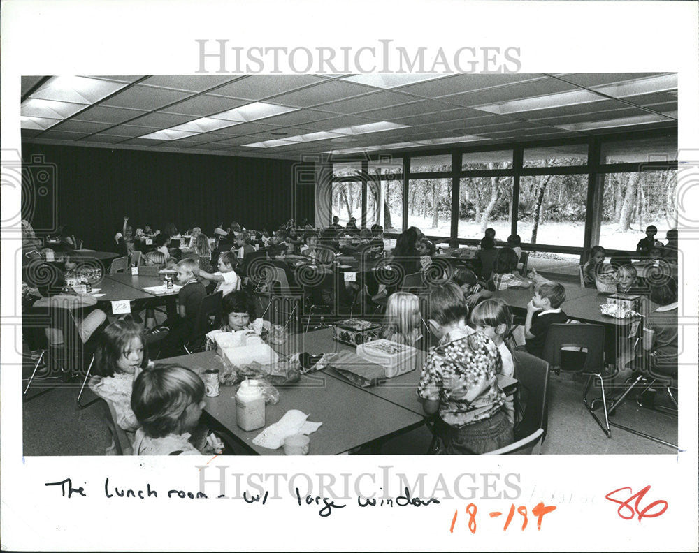 1982 Press Photo Moon Lake Elementary School Students Lunch Room New Port Richey - Historic Images