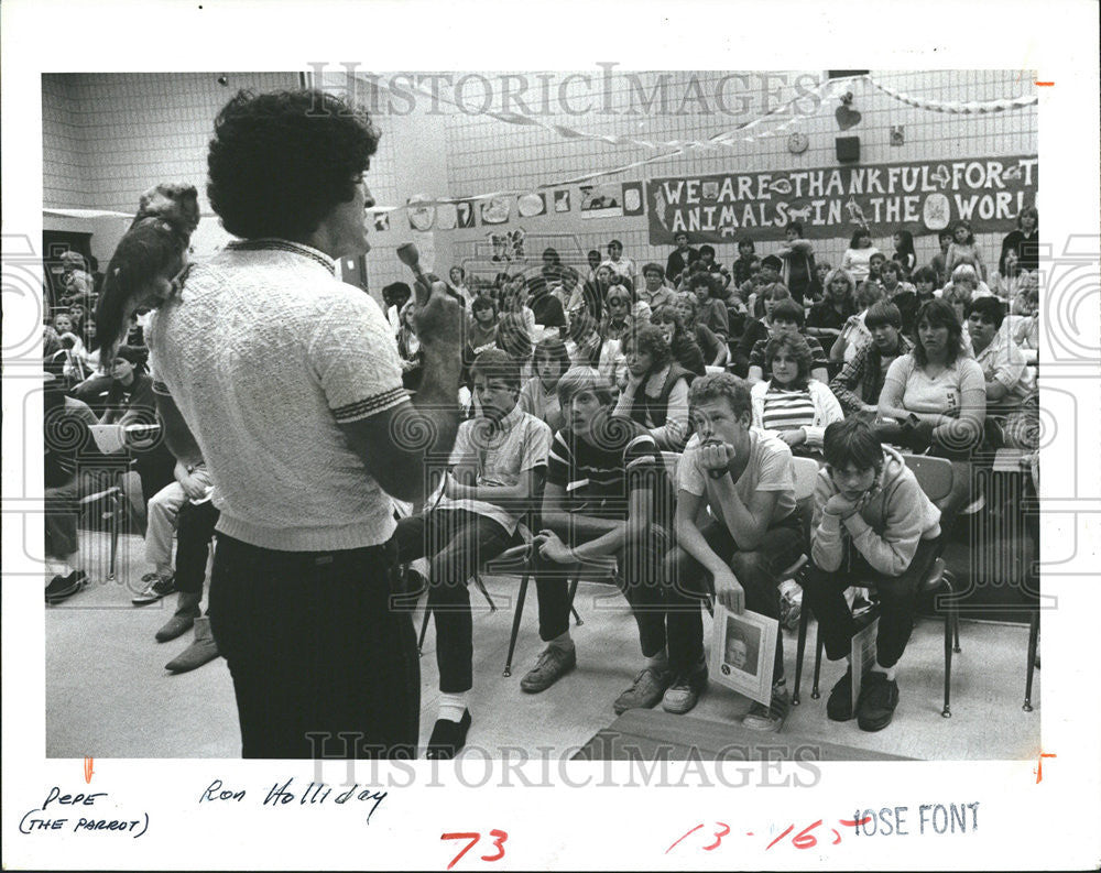 1983 Press Photo Fitzgerald Middle School Love Day Celebration Presentation - Historic Images