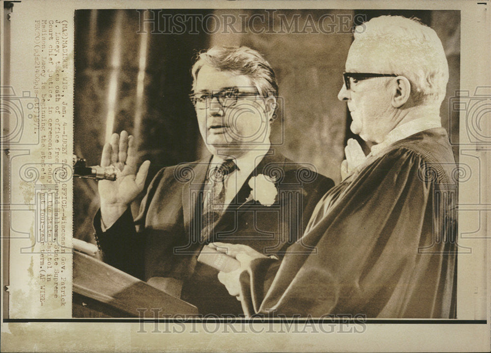 1971 Press Photo Wisconsin Governor Patrick J. Lucey, Takes Oath From Hallows - Historic Images