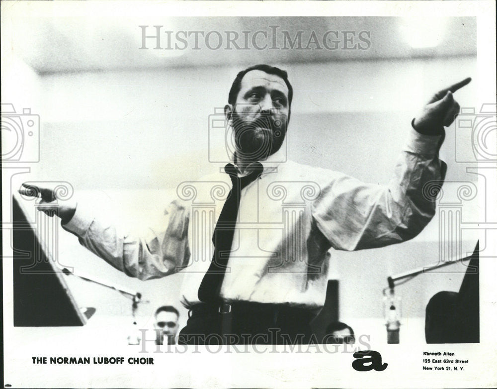 1972 Press Photo Norman Luboff Choir Conductor In Action Rehearsal - Historic Images