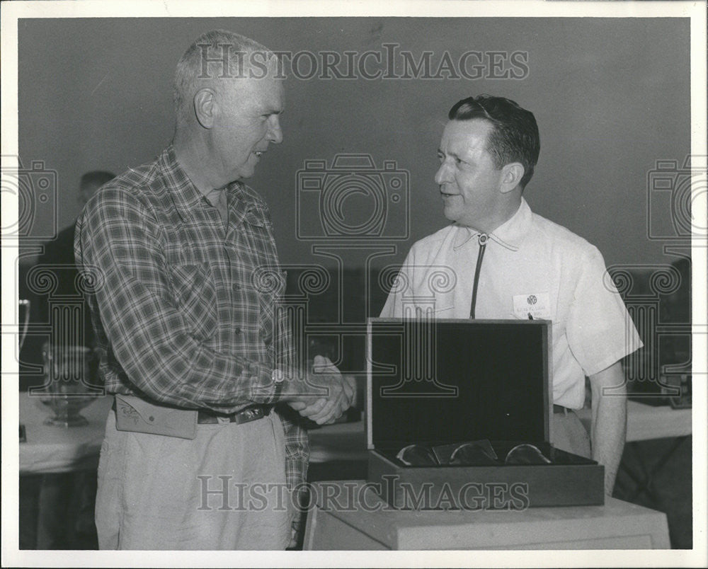 1959 Press Photo Mr. Louis F. Lucas Presents Herb Hollister with Trophy - Historic Images