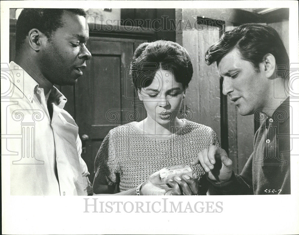 Press Photo Brock Peters, Leslie Caron And Tom Bell In &quot;The L-Shaped Room&quot; - Historic Images