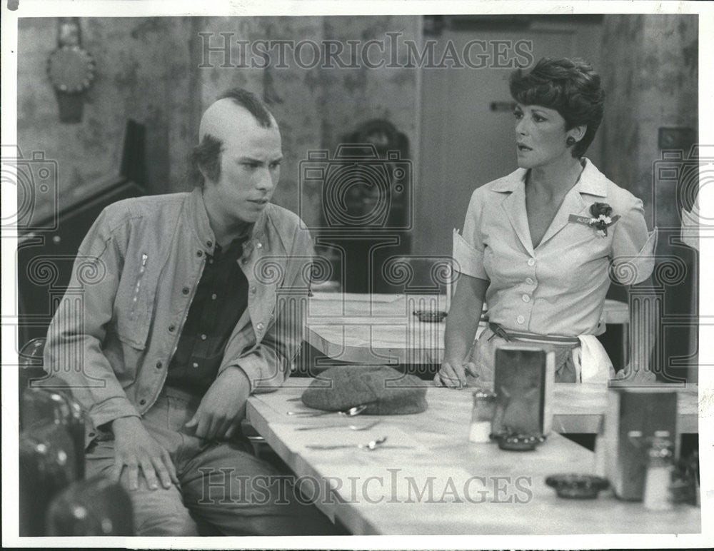 1984 Press Photo Linda Lavin Philip McKeon Television Show Alice Actor Actress - Historic Images