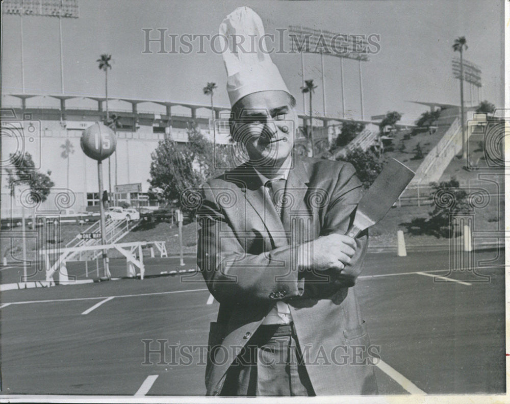 1965 Press Photo Tailgater John D. Loyd Dodger Stadium Parking Lot Los Angeles - Historic Images