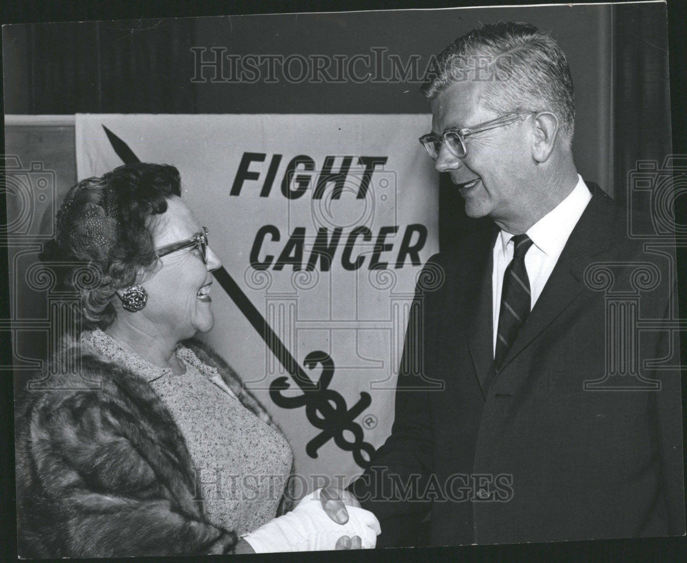 1961 Press Photo Mrs Frances Fennie Yuma County chairman Dr Alexis Lubchenco - Historic Images