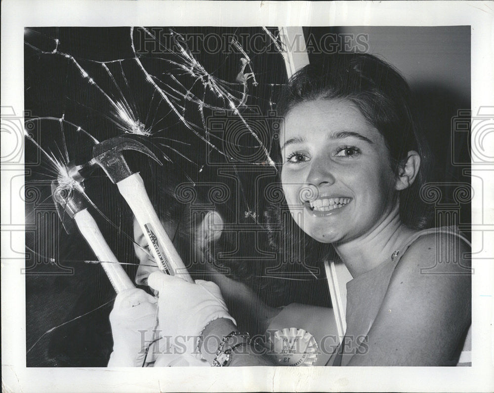 1964 Press Photo Miss Teenage Detroit Jo Jo Shutty break the jinx - Historic Images