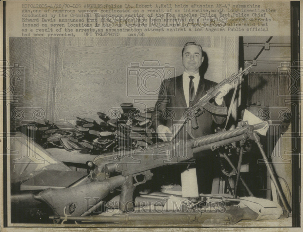 1970 Press Photo Police Lt. Robert A. Kell Holds A Russian AK-47 Submachine Gun - Historic Images