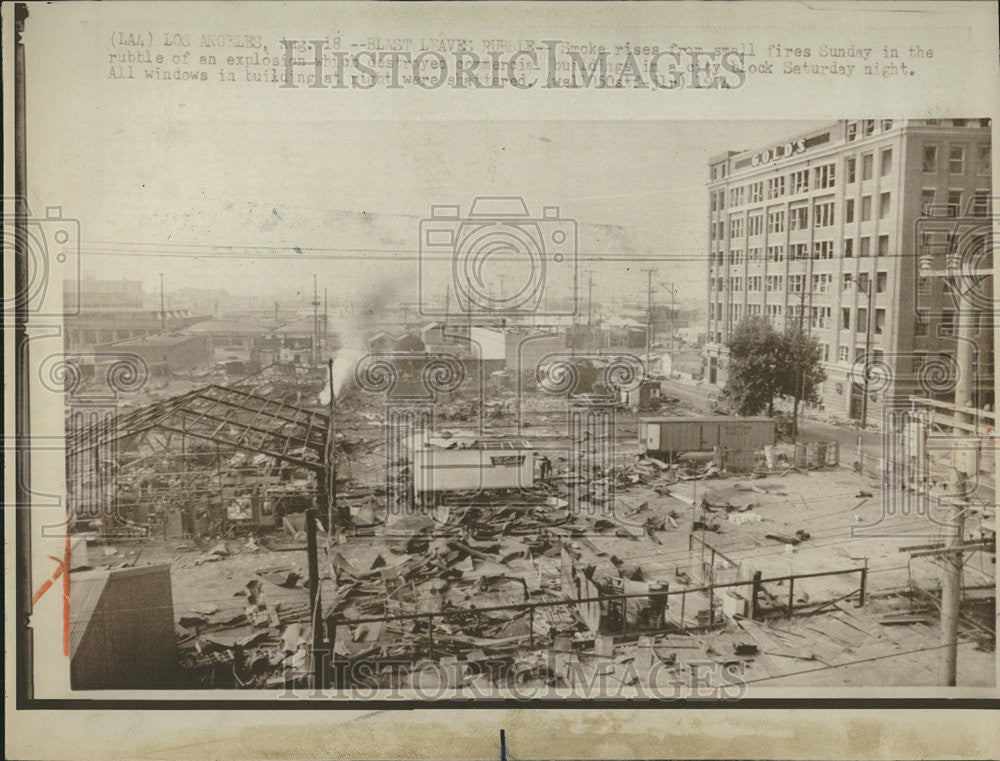 1974 Press Photo Smoke Rises From Explosion of Commercial Buildings in City - Historic Images