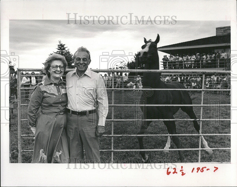 1984 Press Photo Betty Bob Magness Posing In Front Of Rodeo Ring Horse Behind - Historic Images