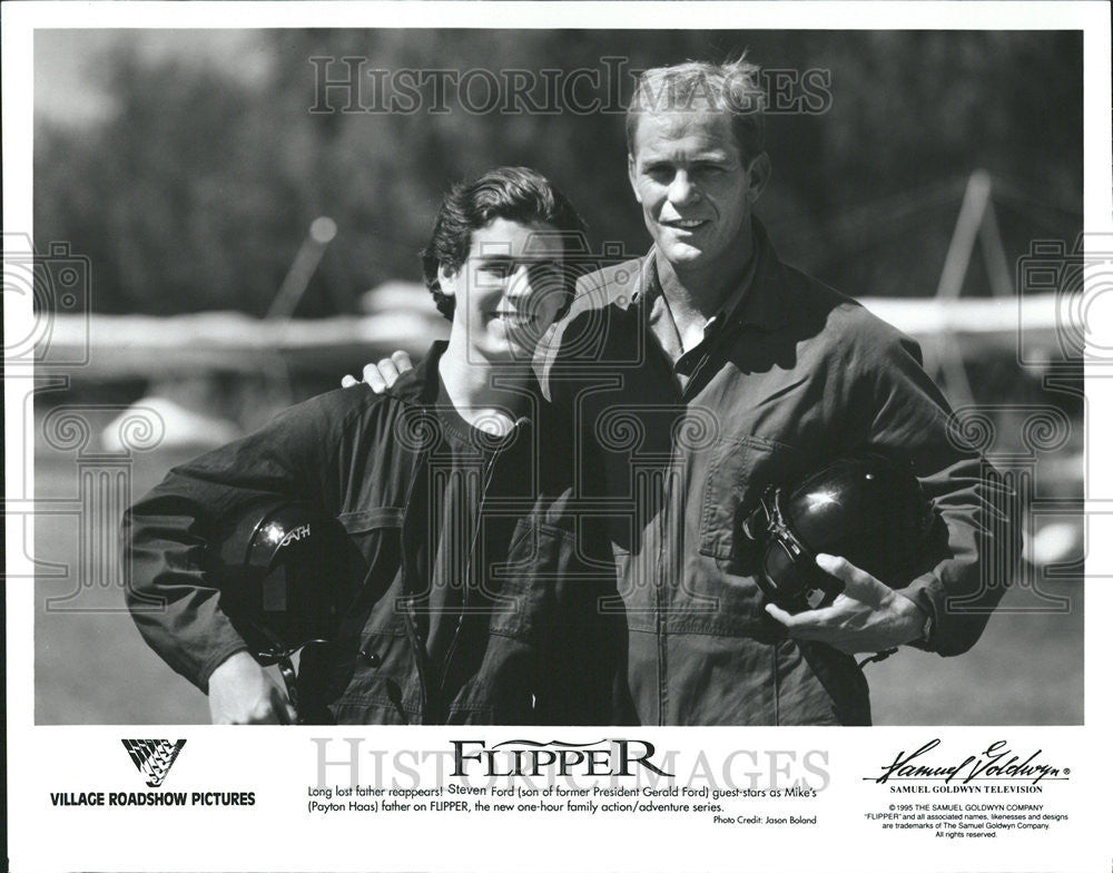 1995 Press Photo Actor Steven Ford In Flipper - Historic Images