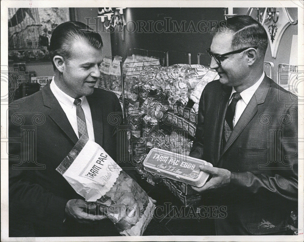 1966 Press Photo Red Seal Potato Chip Co Sales Mgr Harley Magee - Historic Images