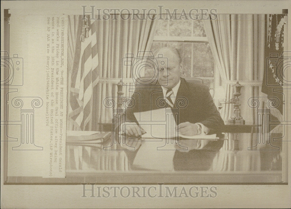 1974 Press Photo President Gerald Ford White House Oval Office Washington D.C. - Historic Images