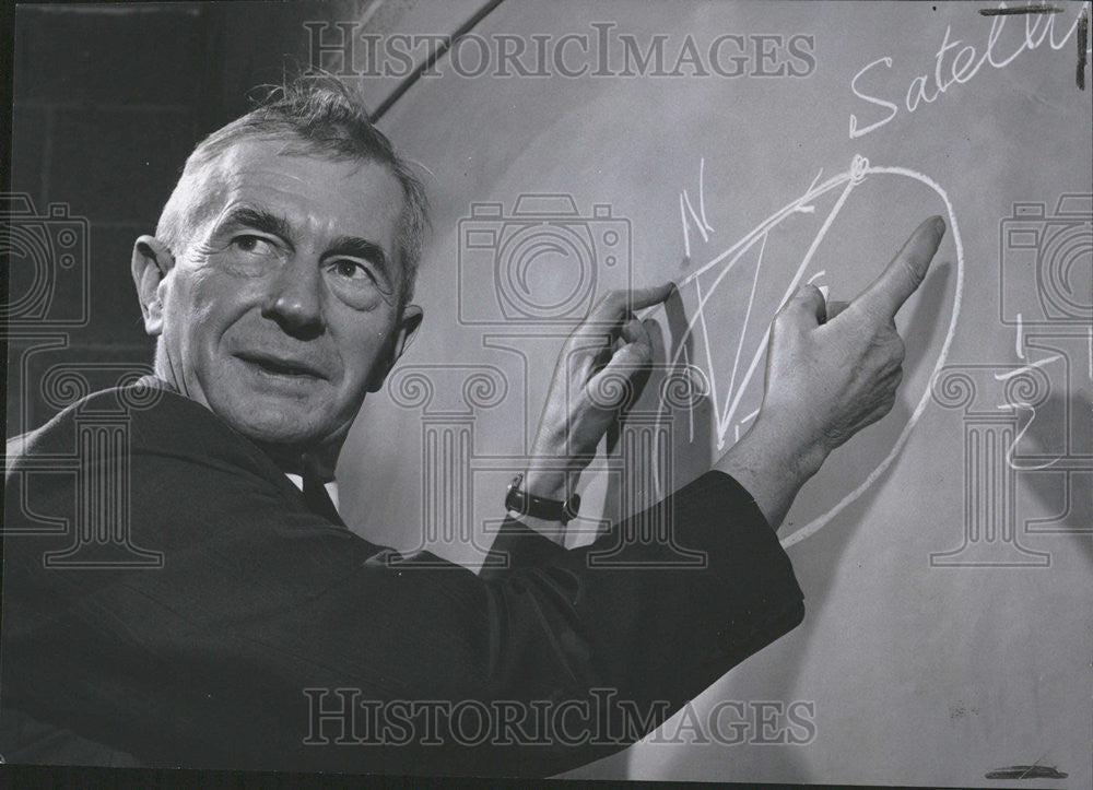 1956 Press Photo Geophysicist Chapman Discussing American Satellite - Historic Images