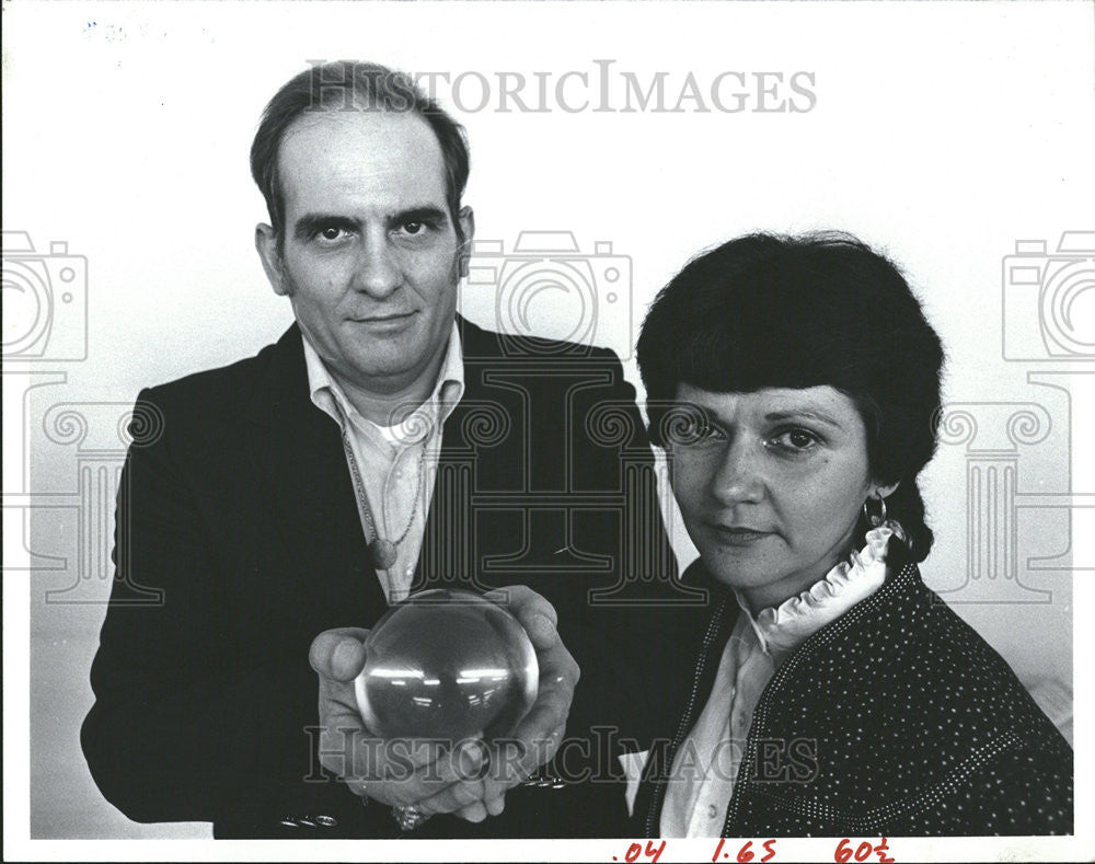 1982 Press Photo Psychics Couple Chapmans Holding Glass Ball - Historic Images