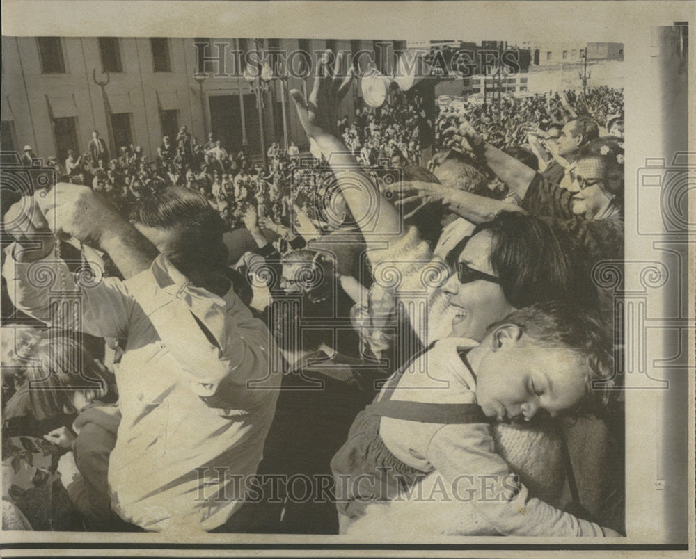 1966 Press Photo Child Sleeping During Mardi Gras Parade New Orleans - Historic Images