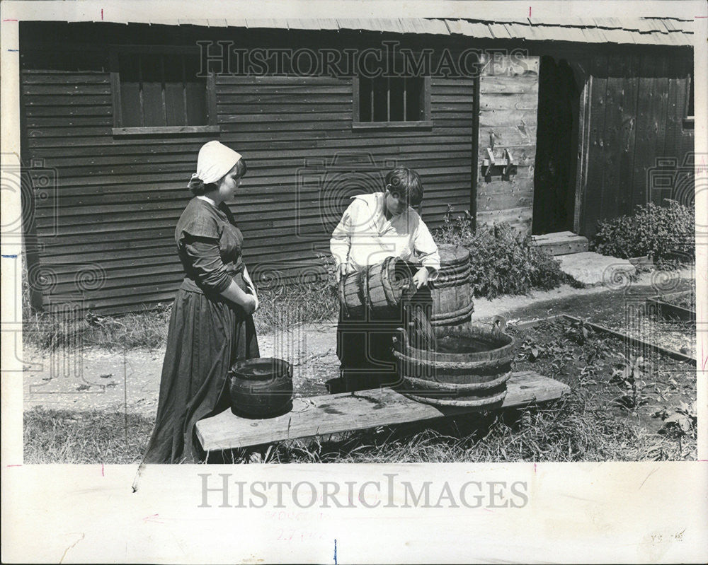 1970 Press Photo Plimouth Plantation Women Filling Washtub Ricciardelli - Historic Images