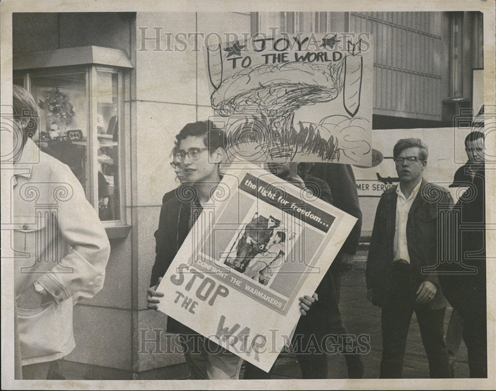 1968 Press Photo Anti War Marchers Mendel Cooper Carrying Sign - Historic Images