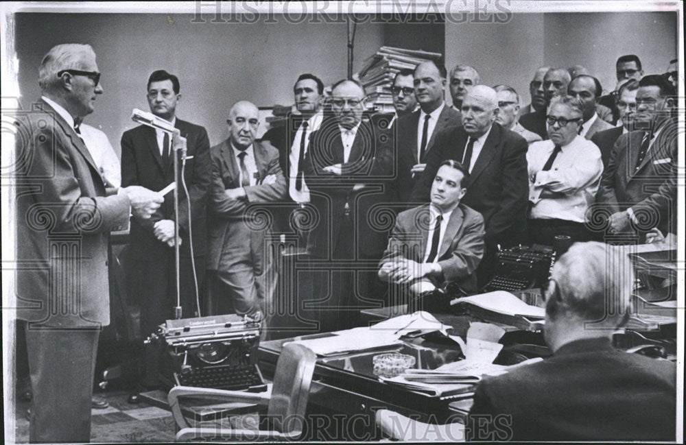 1962 Press Photo Times Mirror President Chandler Reading Statement To Staff - Historic Images