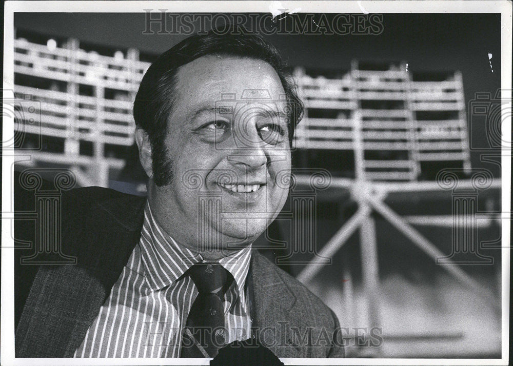 1972 Press Photo Businessman Robert Chandler Smiling - Historic Images