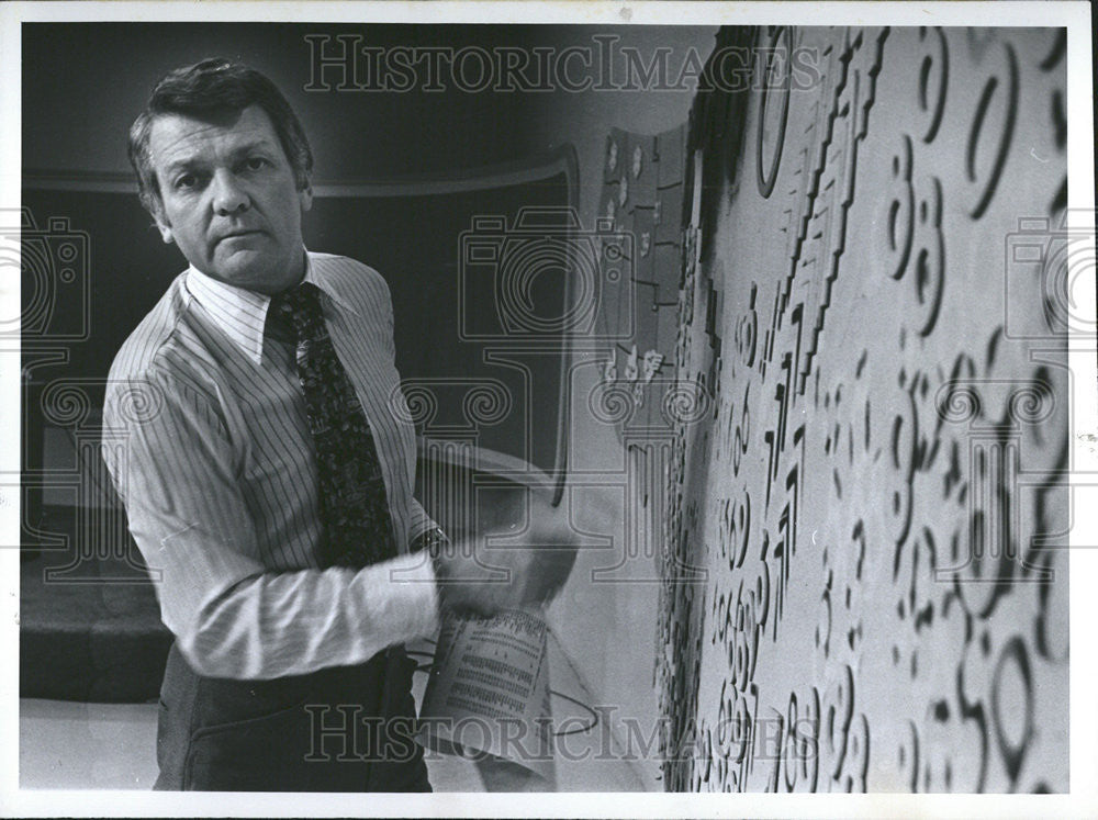 1977 Press Photo TV Weatherman Warren Chandler - Historic Images