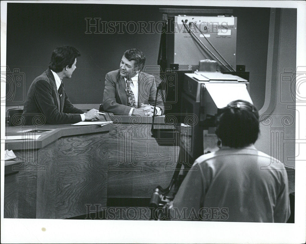 1977 Press Photo Television News Anchor Chandler Conducting Interview - Historic Images