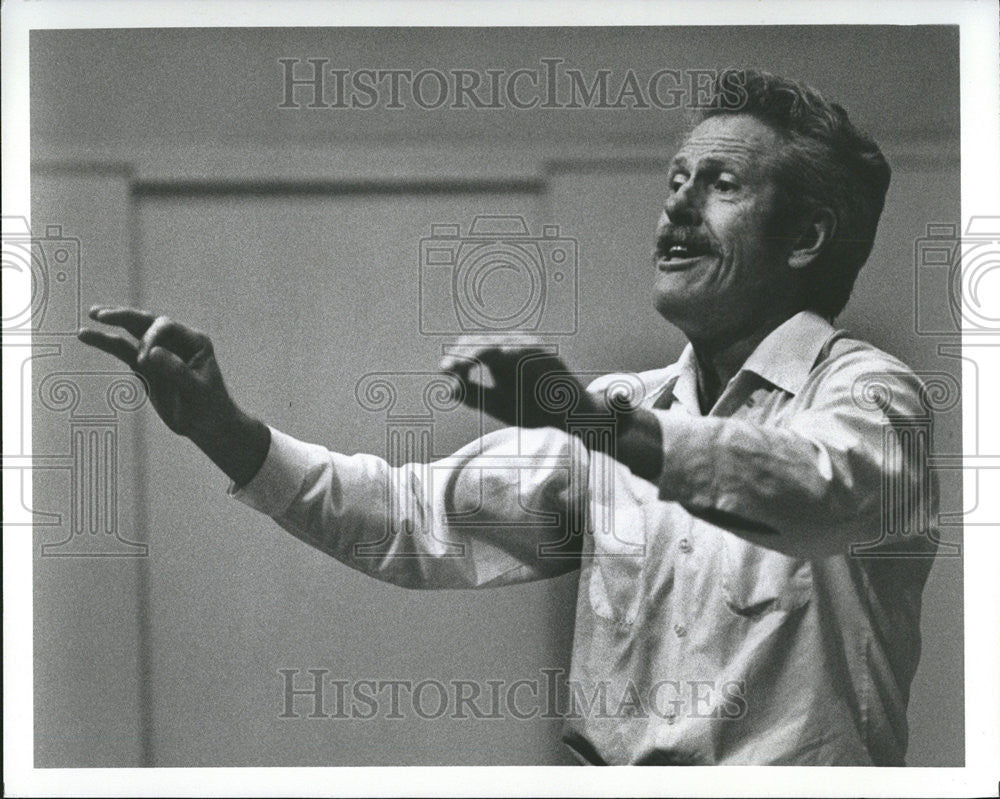 1975 Press Photo Concordia Choir Conductor Christiansen - Historic Images